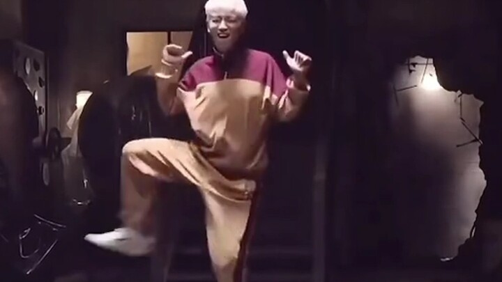 أعلى: أنا إله الرقص!