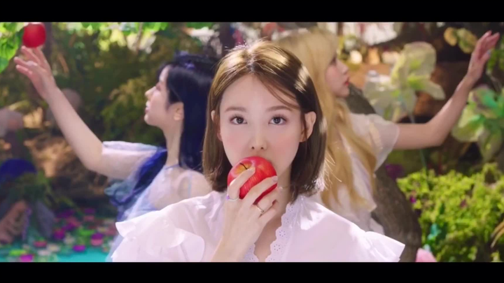 TWICE – “More & More” Remastered MV