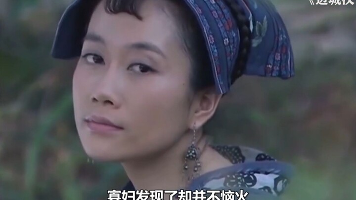 Janda sedang menyusui, tiba-tiba pemuda di sampingnya diam-diam mengintip.