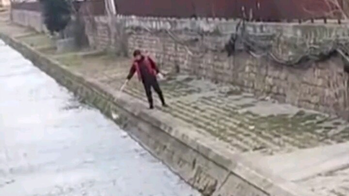 Tình nguyện viên ở Bình Đỉnh Sơn, Hà Nam dọn rác trên bờ rồi ném xuống lòng sông; Người quay clip nó