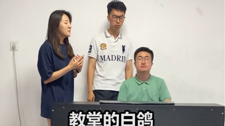 Trong lớp học vừa có một con vật gì vậy? À?