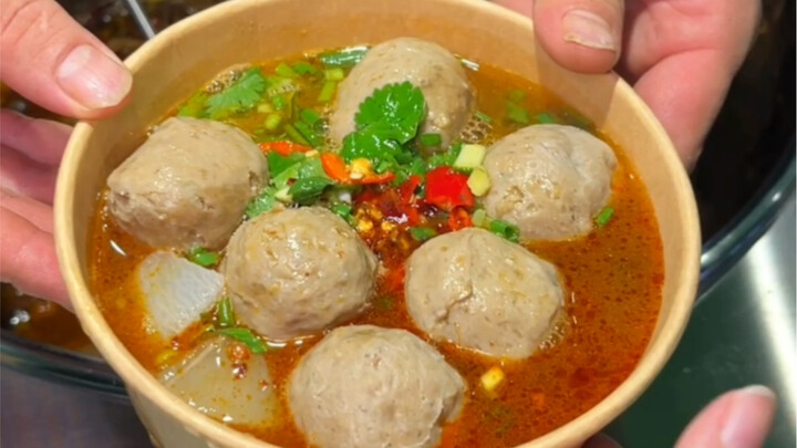 Bakso sapi buatan tangan di pasar malam! Bola-bolanya kenyal dan lezat sekali!