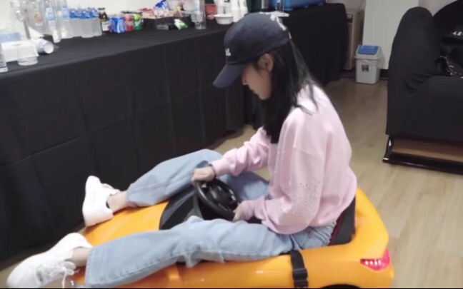 عندما التقت آي يو بسيارات الألعاب الصينية، رقصت بدرجة 38.6... كم هي ظريفة!