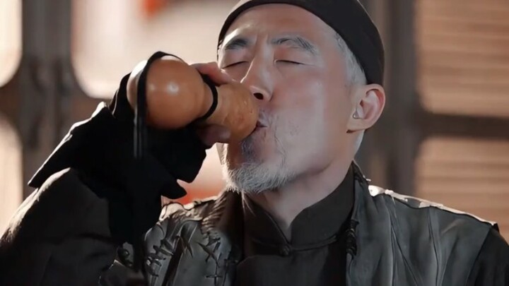 “Uống rượu cả đời, đến cuối cùng lại uống phải rượu giả!”