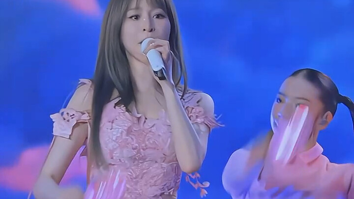 Gorgeous Excavator | Is Cyndi Wang in BETTER shape than many young people?