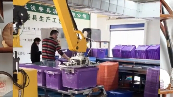 A mobile, foolproof, drag-and-drop programmed palletizing stamping lathe CNC loading/unloading robot