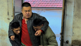 Anh béo lấy đầu góa phụ từ đám đông