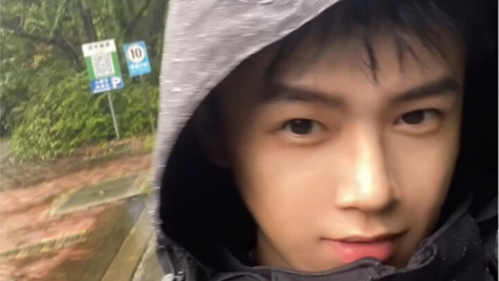 في الحقيقة، أستطيع استحضار الرياح والأمطار والرعد والبرق.