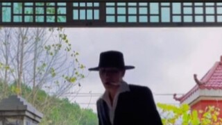 ถนนไปรษณีย์แม่น้ำชิงซาน ชุดสูท หมวกทรงสูง และรองเท้าหนัง