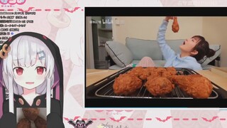 Gadis seksi Jepang mengunyah kentang sambil menonton domba memasak ayam goreng