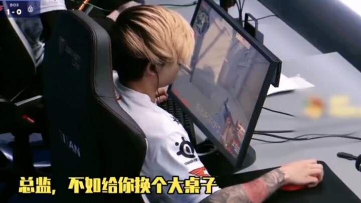 A Collection of CS:GO Pro Players’ Absurd Poses