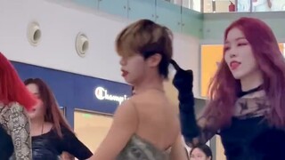Can boys be sexy too? Shen Xiaoting recreates Snake's dance performance on the road show｜10.31 Ningb