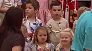 Ketika ibu muncul, seluruh dunia putrinya langsung terang benderang...