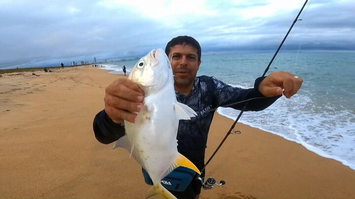 Pescaria de praia com isca artificial