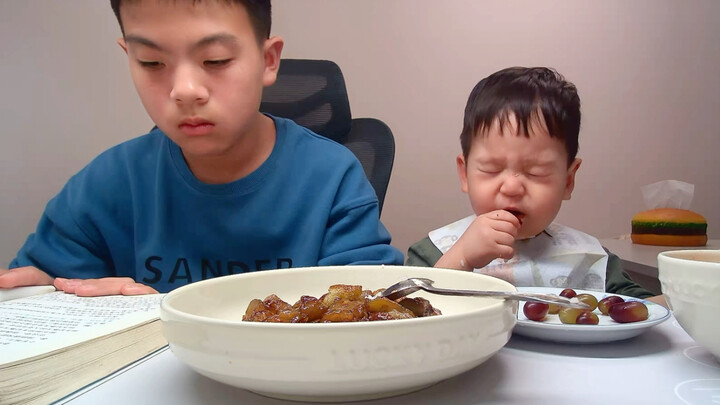 Tiểu Dưỡng: Cái gì anh trai cho cũng ngon hết, anh ấy đâu nỡ hại em chứ～