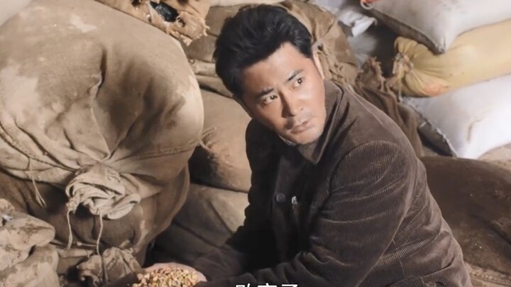 农民的粮食都被糟蹋完了，不料看管的人还在呼呼大睡！县长直接爆发了！