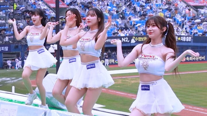 Saya datang untuk menonton bola.