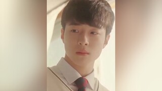 Giá như thời học sinh cũng có người che nắng cho tôi như vậy :( kdrama phimhanquoc comeandhugme namdareum bhdkbiz