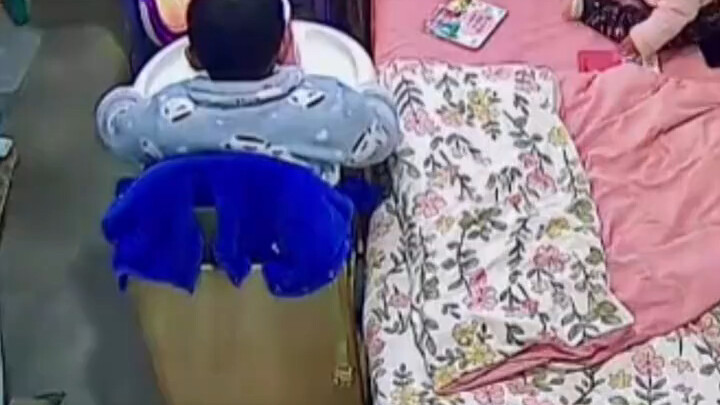 11 Desember, Chuzhou, Anhui: Adik perempuan bermain di tempat tidur dan tak sengaja jatuh ke lantai.