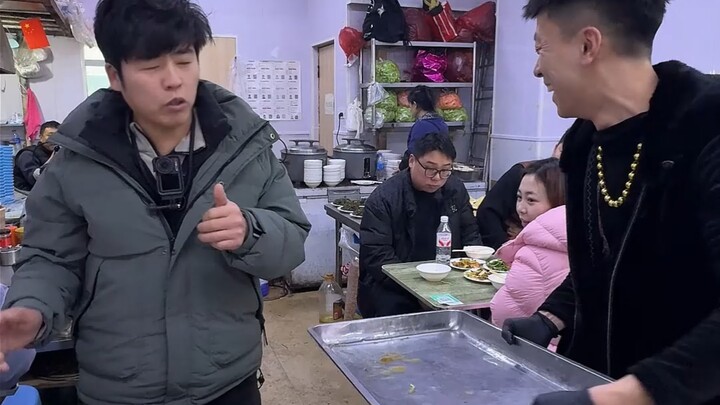 Checking in at the internet-famous spot: The Four Beauties, the Eight Great Bodhisattvas… That door 