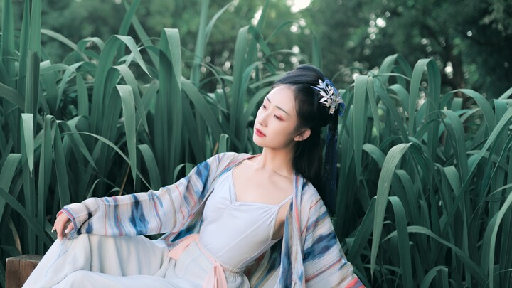 You can learn the choreography from scratch! Look at the window! The snakeskin pocket dances~