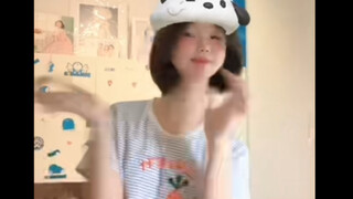 اللوتس الصغير يُظهر للتو طرفه المدبب، وسرعان ما حلّقت اليعسوب عليه.