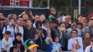 ท่าเต้นสตรีทแดนซ์ของสาวน้อยเท่มากใช่มั้ยล่ะ?