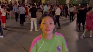 蜂蜜姐融入国内广场舞好可爱
