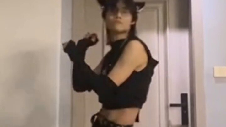 Seorang anak laki-laki dipaksa oleh saudara perempuannya untuk menari bersama Rubah Ekor Sembilan me