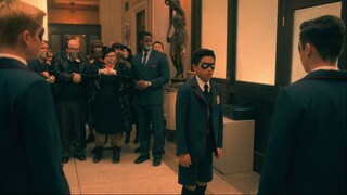 The Umbrella Academy S01 E01 720p