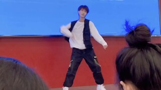 [Raw Stone] Dancing Yi Yangqianxi My Boo at the Fudan School of Journalism Welcome Party