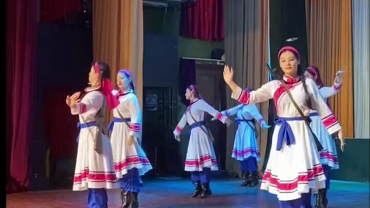 ระบำหญิงพลเรือนบนทุ่งหญ้าในสถานที่ท่องเที่ยว เทียบกับเวอร์ชันดั้งเดิมจากภาพยนตร์ “ฟางฮวา”