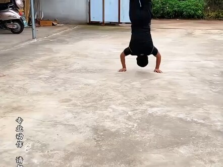 Dad trains his 6-year-old daughter in martial arts; her moves flow like water, and she looks heroic 