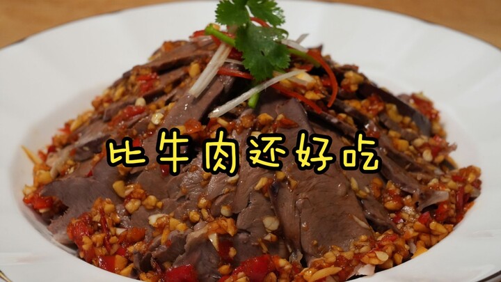 Saat Tahun Baru Imlek, simak bagaimana koki berpenghasilan 400 ribu per tahun memasak jantung babi; 