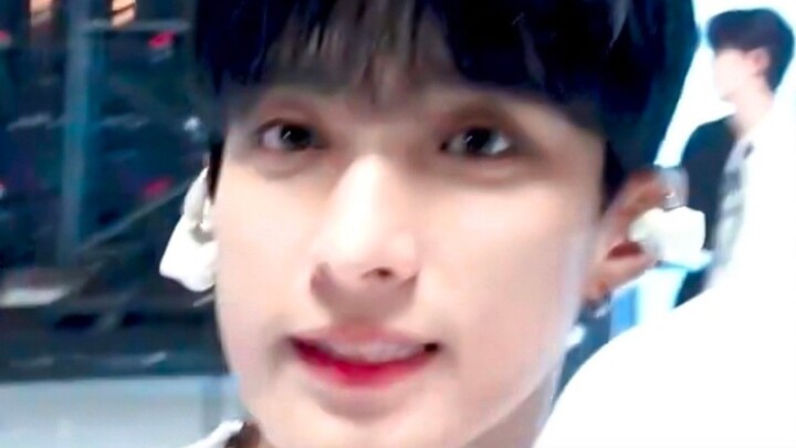 แต่ว่าเวลามีความสุข เขาก็จะกระทืบเท้าด้วยนะ～