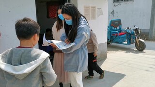 老师上门检查作业，别人都在家上网课 我们班的“首富”在家看动画片