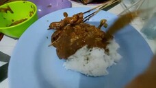 makan nasi sama sate ayam