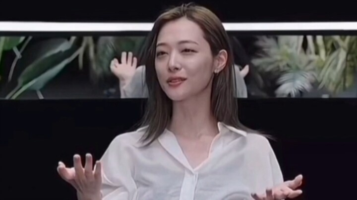 Chẳng ai quan tâm cô ấy có đau đớn hay không, tất cả chỉ để ý xem cô ấy có đẹp hay không.