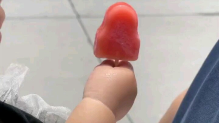 你说我是抢她雪糕呢还是啃她手呢