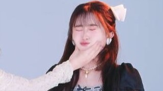 Sambil menari saling menampar