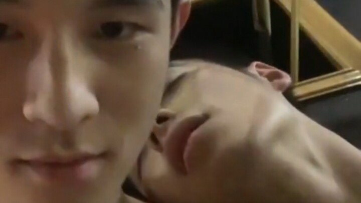 الأخ الصغير صنع سفينة قراصنة فغاب عن الوعي وسقط على كتف صديقه (أي موسيقى خلفية تليق بها أكثر؟)