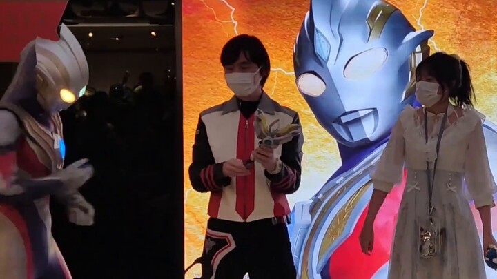 4.1 Beijing International Trade Center Triga fan meeting, cosplaying as Carmilla and taking a group 