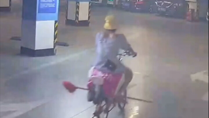 หญิงสาวพังของเพื่อแก้แค้นแฟนหนุ่มอย่างบ้าคลั่ง พร้อมทิ้งข้อความให้เขาชดใช้