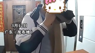 邻居男孩，偷闻穿过的女靴，吓得女生不知所措