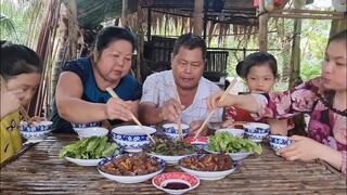 Cả Nhà Đùm Túm Trong Căn Chòi Nhỏ Khi Gặp Cơn Mưa Trái Mùa| TKQ & Family T815