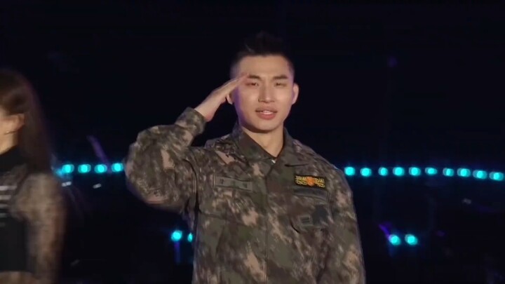 ร้องเพลงเดี่ยวที่กูย์จีดงแต่งให้เขาอย่างกึกก้องบนเวทีของกองทัพ
