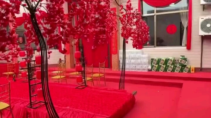 The daughter-in-law loves a Chinese-style wedding, so the father-in-law led all the relatives in wee