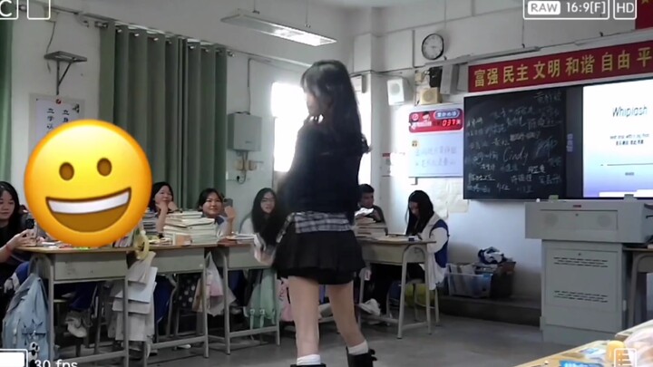 رقصة حفل رأس السنة في المدرسة الثانوية - إذا لم تكن جيدة فلا تنتقد بشدة