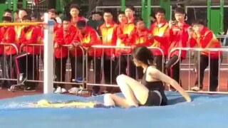 "การกระโดดครั้งนี้ทำให้เธอกลายเป็นศัตรูสาธารณะของสาวๆ ทุกคนในโรงเรียน!"