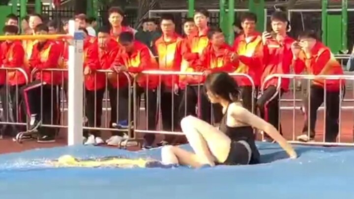 "การกระโดดครั้งนี้ทำให้เธอกลายเป็นศัตรูสาธารณะของสาวๆ ทุกคนในโรงเรียน!"